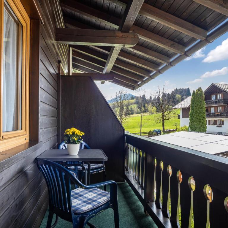 Gästehaus Vogler Oberstdorf-Kornau - Superior Apartment mit 1 Schlafzimmer und Balkon - 2