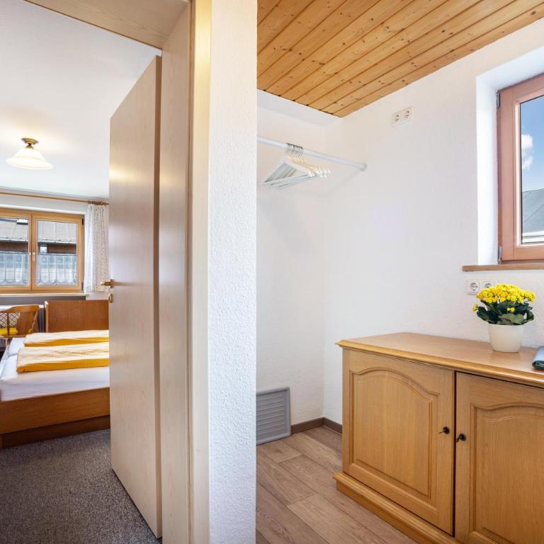 Gästehaus Vogler Oberstdorf-Kornau - Superior Apartment mit 1 Schlafzimmer und Balkon - 12
