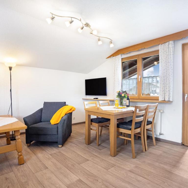 Gästehaus Vogler Oberstdorf-Kornau - Superior Apartment mit 1 Schlafzimmer und Balkon - 1