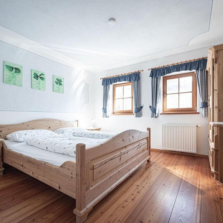 Kofler zw den Wänden Apt Enzian - Two-Bedroom Deluxe Apartment with Garden View - 4