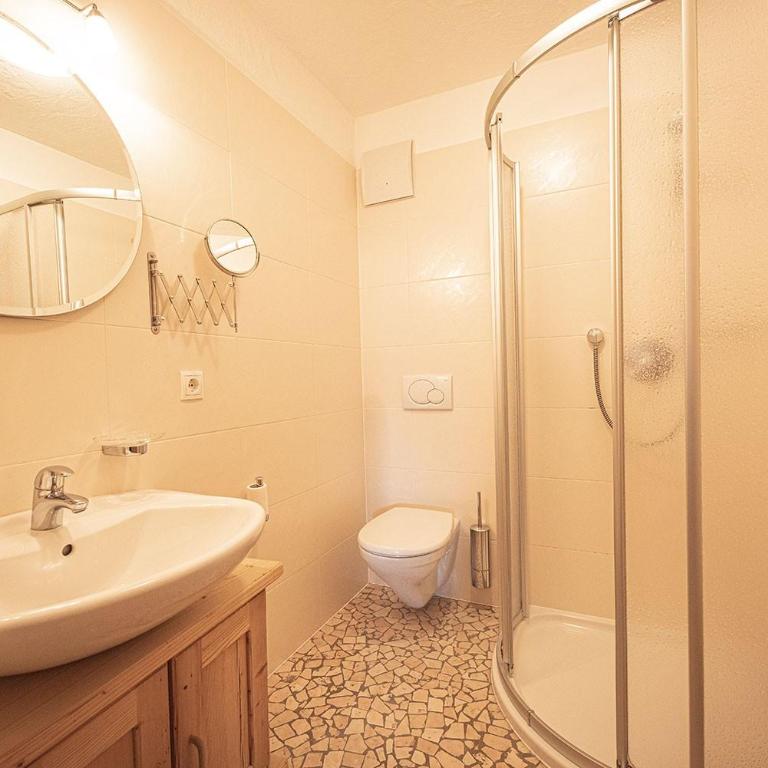 Kofler zw den Wänden Apt Enzian - Two-Bedroom Deluxe Apartment with Garden View - 8