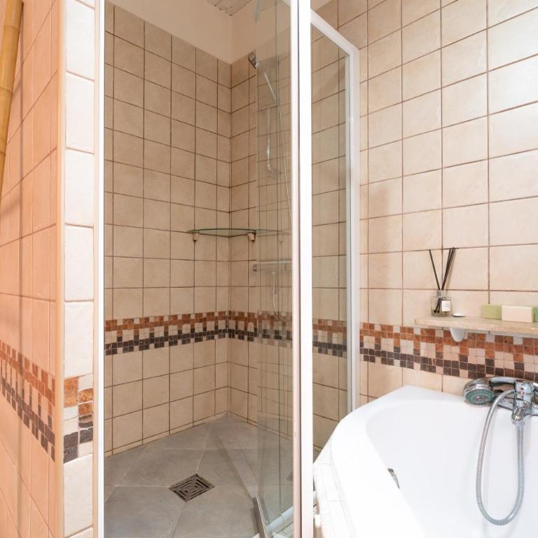 Gîte La Confidence - Two-Bedroom Deluxe Apartment with Balcony - 16