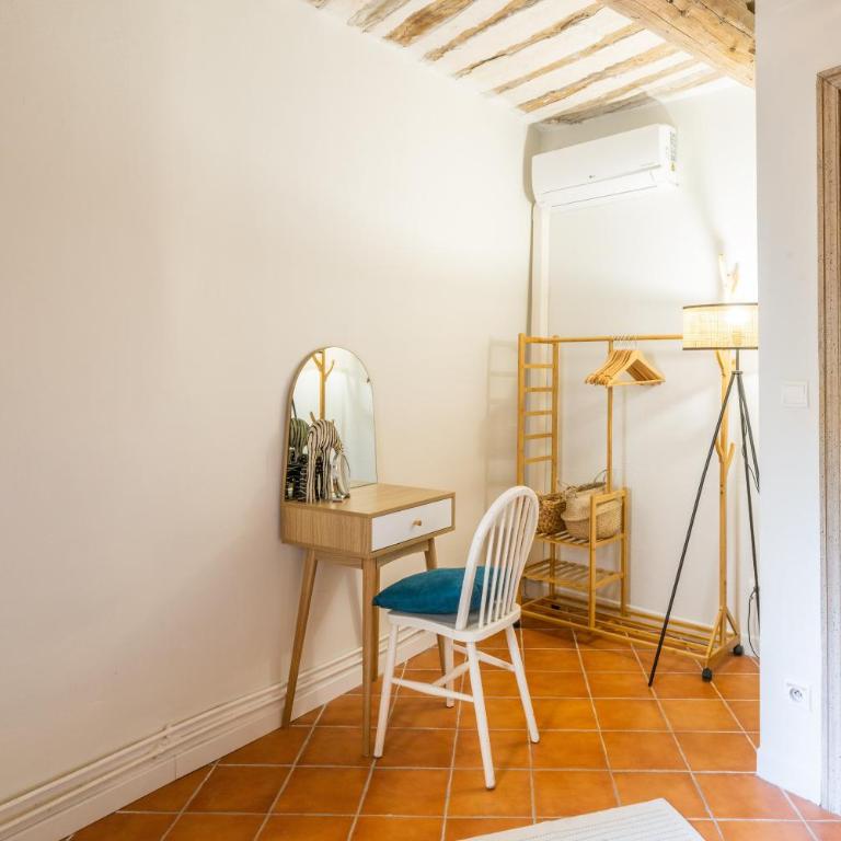 Gîte La Confidence - Two-Bedroom Deluxe Apartment with Balcony - 11