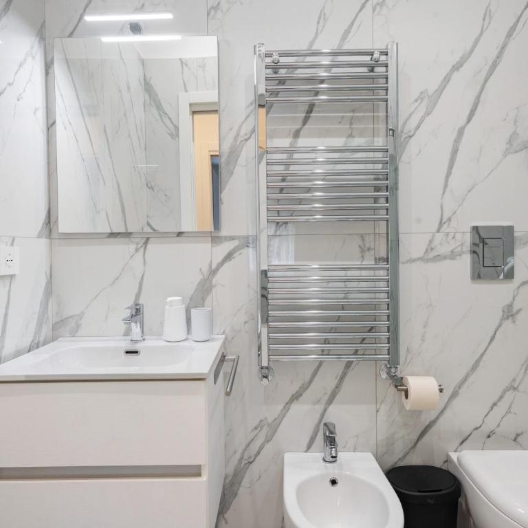 Luxury Apartments Napoli Lungomare - Appartamento Deluxe con 2 Camere da Letto e Balcone - 11