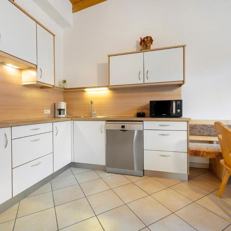 Apartments Antersi Robbi - Appartamento Deluxe con 2 Camere da Letto e Vista Giardino - 8