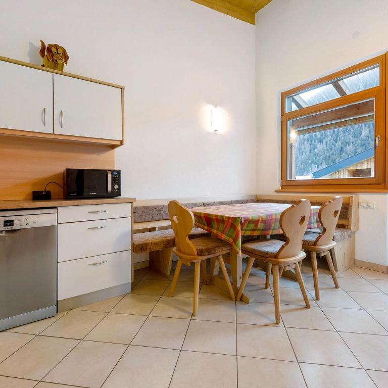 Apartments Antersi Robbi - Appartamento Deluxe con 2 Camere da Letto e Vista Giardino - 5