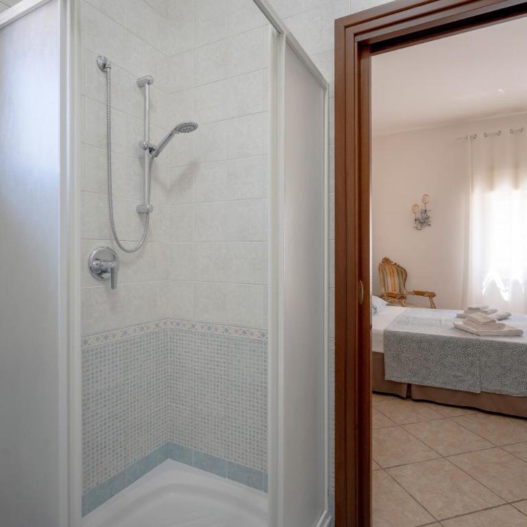 Bnb Villa Lucia - Triple Room with Shower - 11