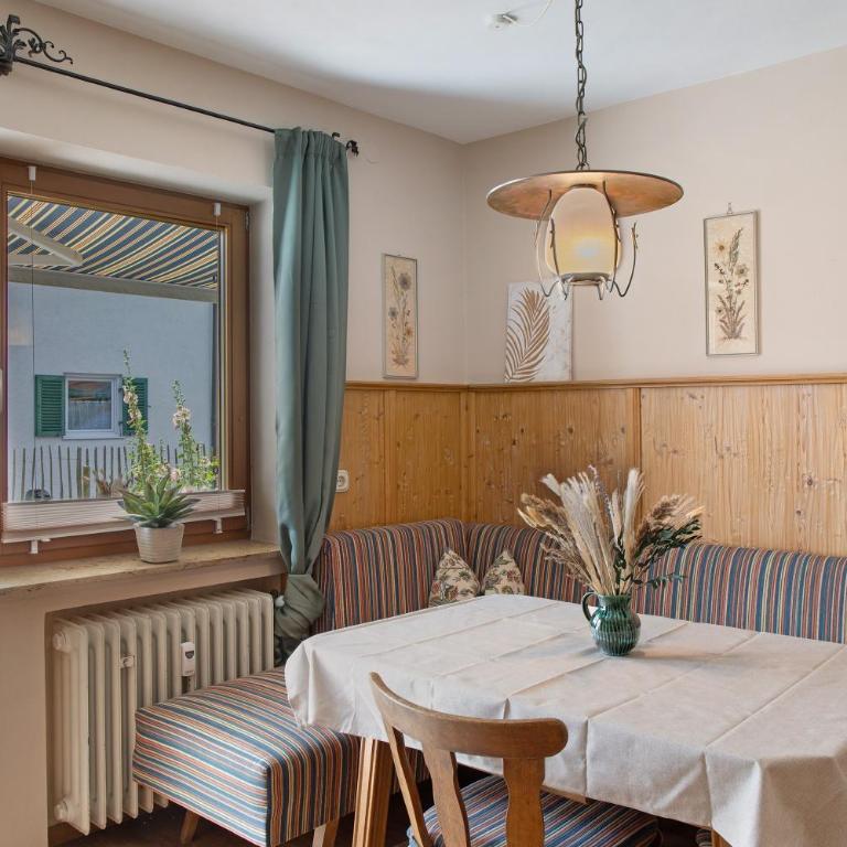 Ferienwohnung Pfingstrose - Two-Bedroom Deluxe Apartment with Garden View - 10