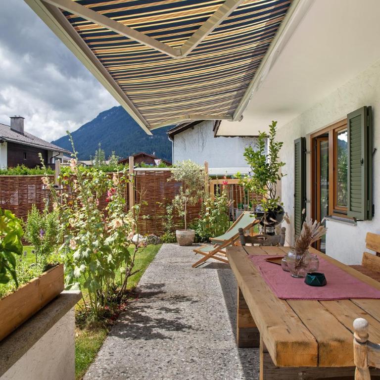 Ferienwohnung Pfingstrose - Two-Bedroom Deluxe Apartment with Garden View - 1