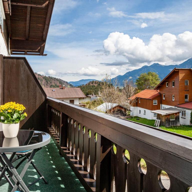 Gästehaus Vogler Oberstdorf-Kornau - Deluxe-Apartment mit 2 Schlafzimmern und Gartenblick - 1