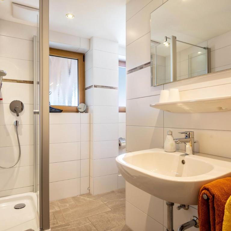 Gästehaus Vogler Oberstdorf-Kornau - Deluxe-Apartment mit 2 Schlafzimmern und Gartenblick - 12
