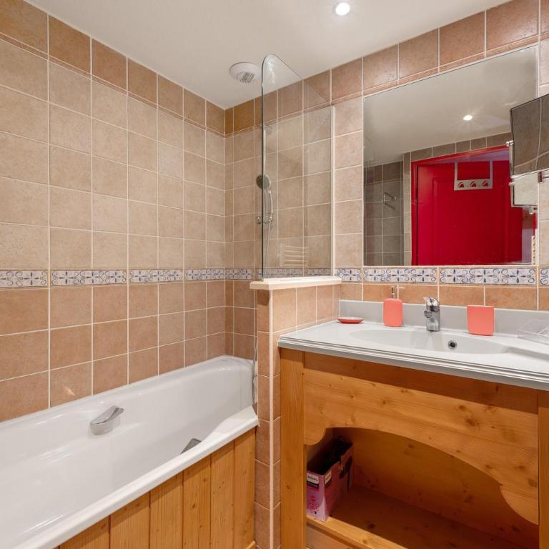 Résidence Les Alpages de Val Cenis - Two-Bedroom Deluxe Apartment with Garden View - 11