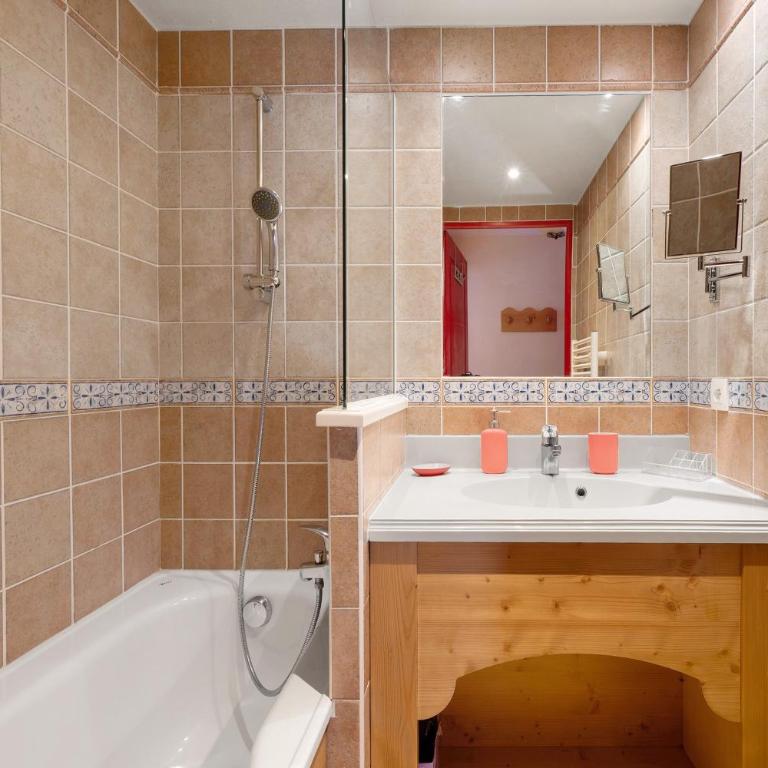 Résidence Les Alpages de Val Cenis - Two-Bedroom Deluxe Apartment with Garden View - 12