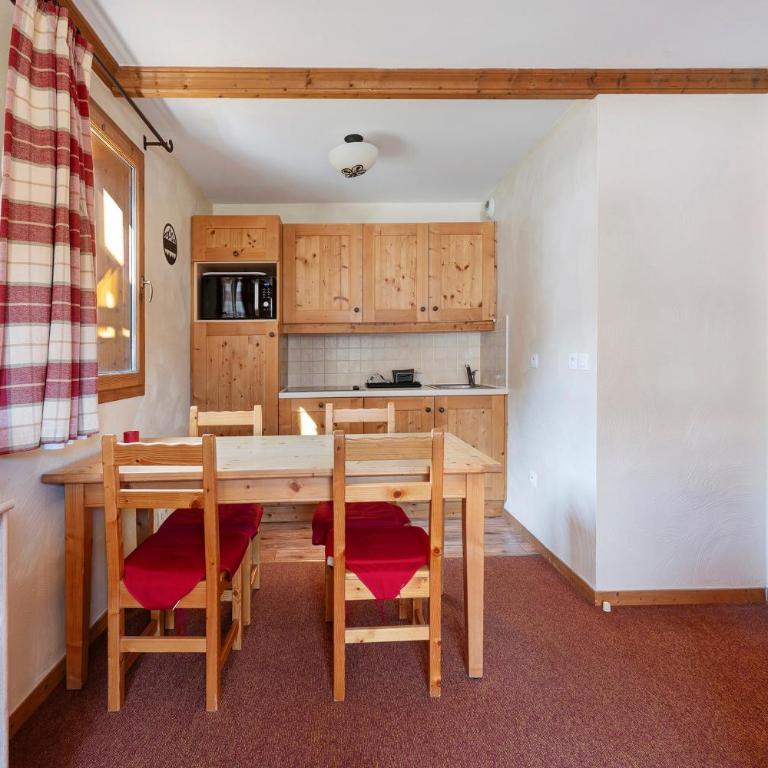 Résidence Les Alpages de Val Cenis - Two-Bedroom Deluxe Apartment with Garden View - 3