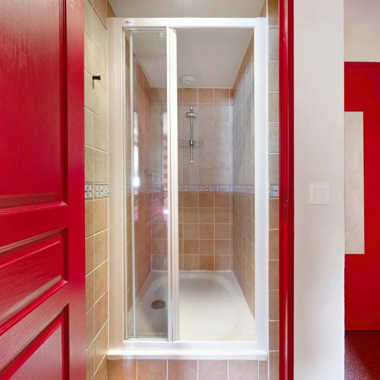 Résidence Les Alpages de Val Cenis - Two-Bedroom Deluxe Apartment with Garden View - 17
