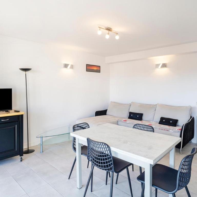 Imarena, Elegance et Vue Port - Superior Apartment with City View - 11