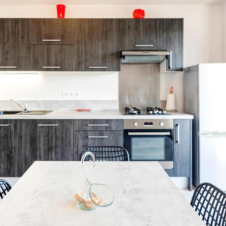 Imarena, Elegance et Vue Port - Superior Apartment with City View - 10