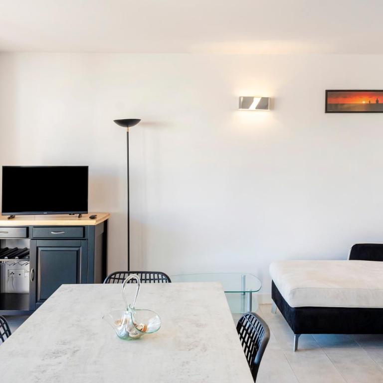 Imarena, Elegance et Vue Port - Superior Apartment with City View - 13