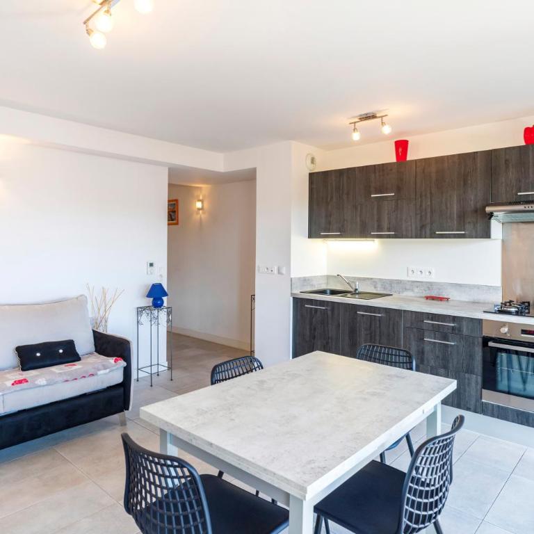 Imarena, Elegance et Vue Port - Superior Apartment with City View - 9