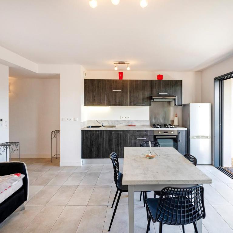 Imarena, Elegance et Vue Port - Superior Apartment with City View - 7