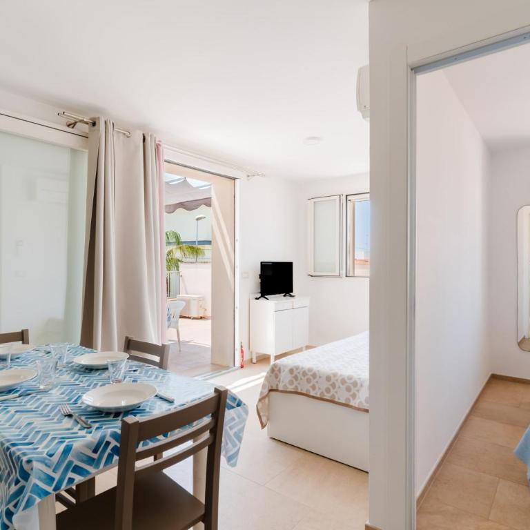 Bouganvillea Apt - Superior One-Bedroom Apartment with Balcony - 1