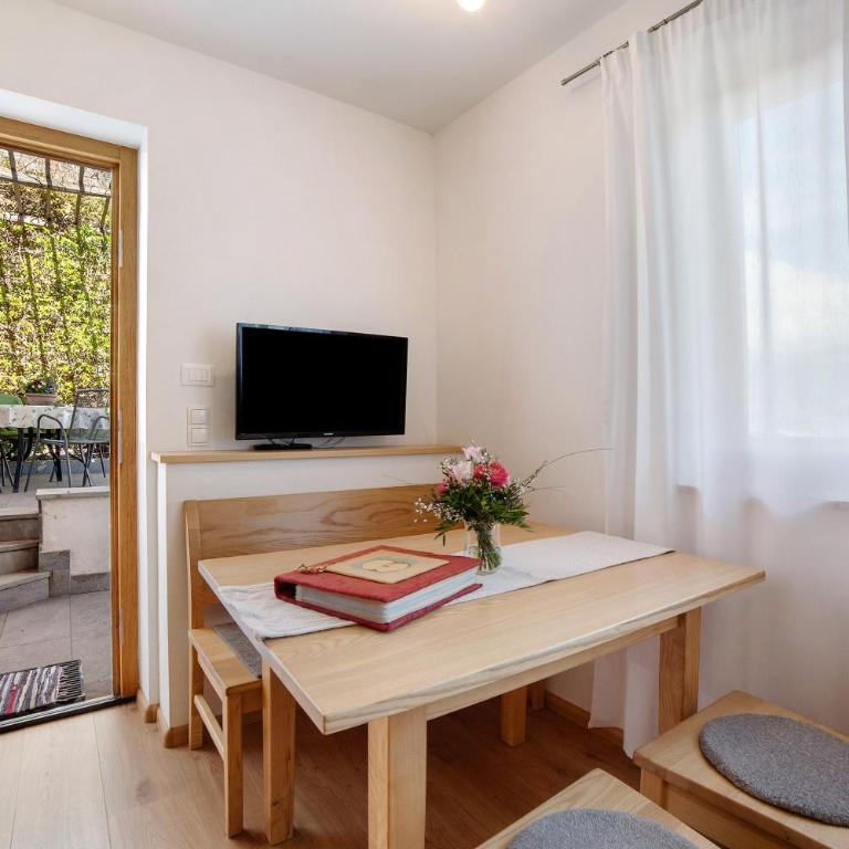 Fröhlichhof Wohnung Pergola - Two-Bedroom Deluxe Apartment with Garden View - 4