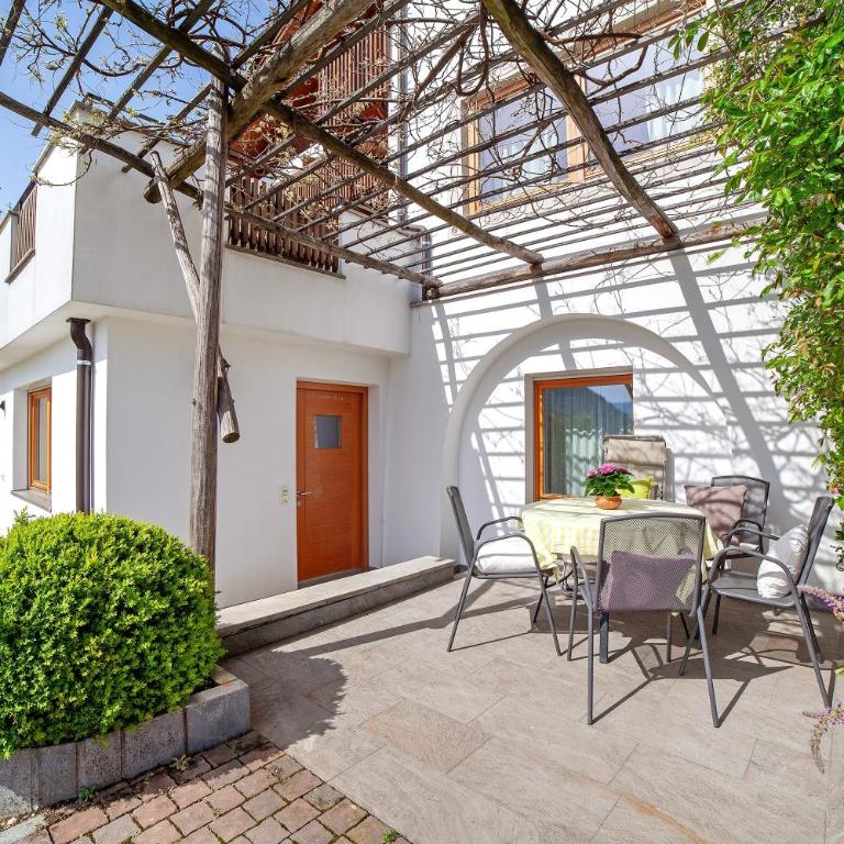 Fröhlichhof Wohnung Pergola - Two-Bedroom Deluxe Apartment with Garden View - 6