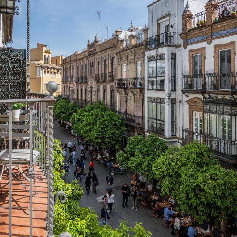 Sevilla a los pies de la Giralda - Three-Bedroom Premium Apartment with Balcony - 3