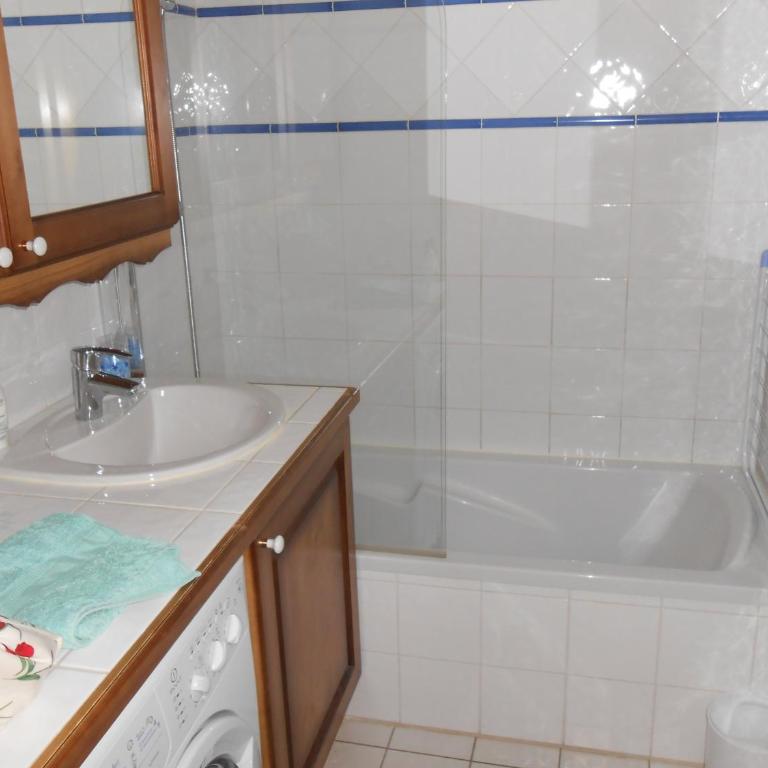 Les Alpages - Two-Bedroom Deluxe Apartment with Garden View - 11