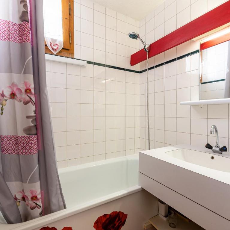 La Bûche - Two-Bedroom Deluxe Apartment with Garden View - 17