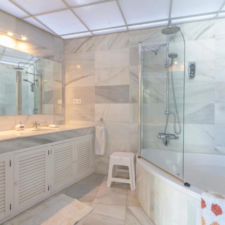 Deluxe Apartment with Jacuzzi - Two-Bedroom Deluxe Apartment with Ocean View - 19