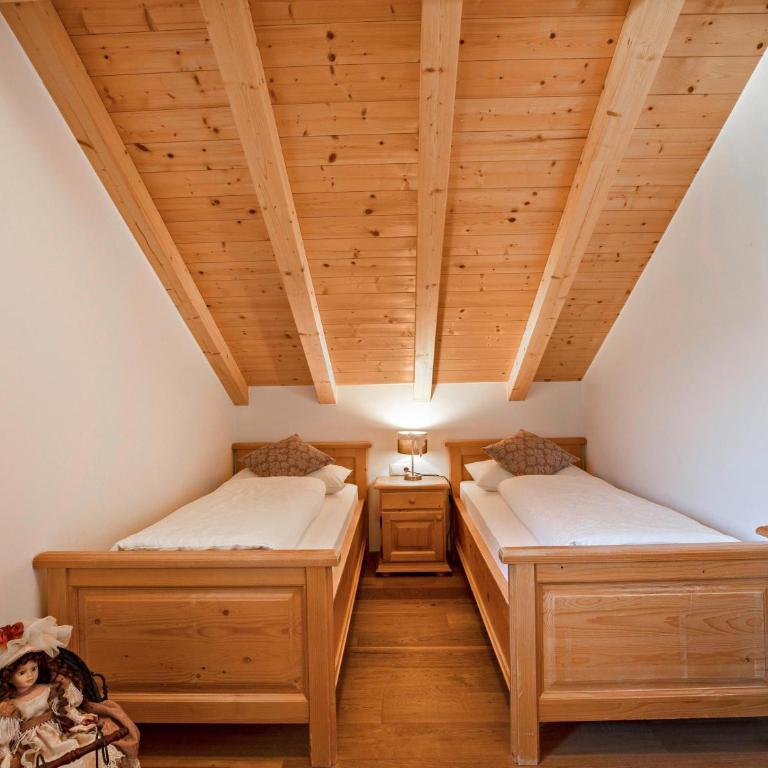 Wernerhof Fewo Rosela - Three-Bedroom Premium Apartment with Balcony - 13