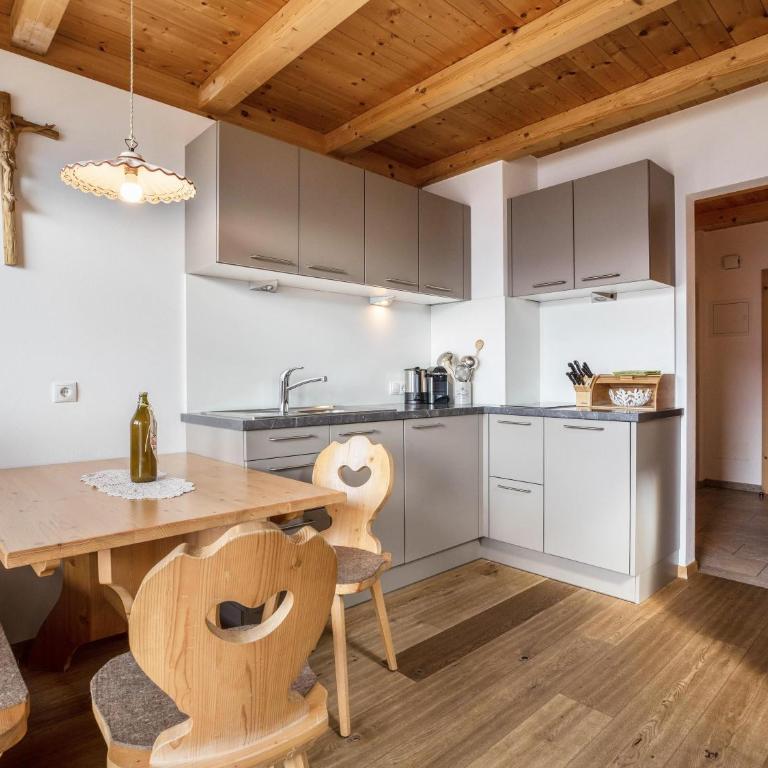 Wernerhof Fewo Rosela - Three-Bedroom Premium Apartment with Balcony - 8