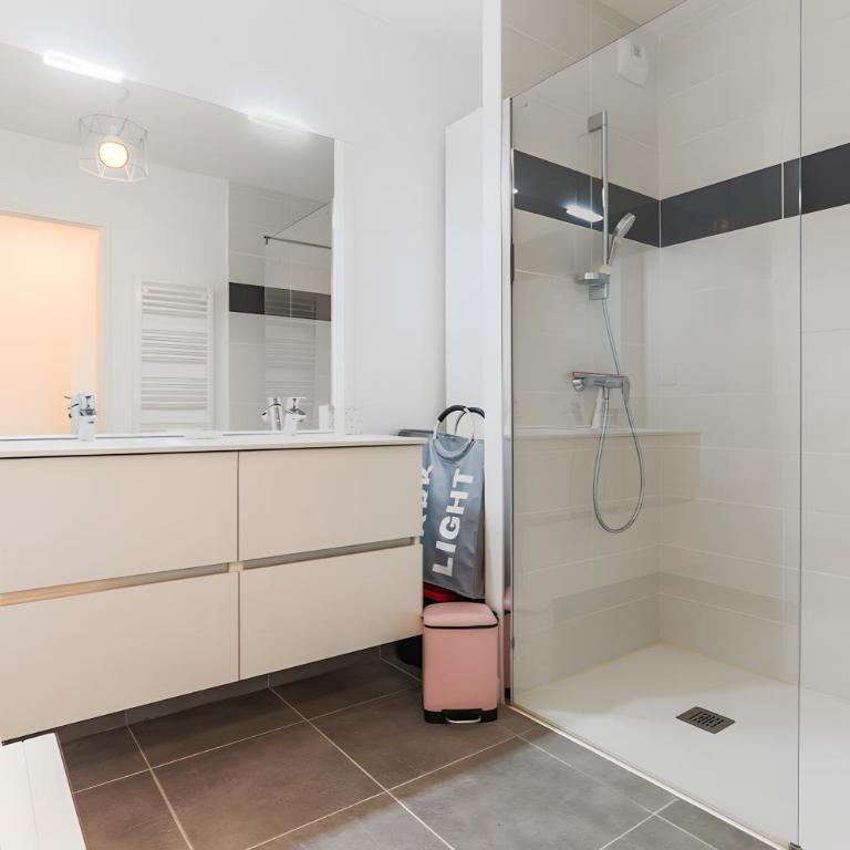 T3 Clim et Terrasse, Plage et Surf - Two-Bedroom Deluxe Apartment with Garden View - 8