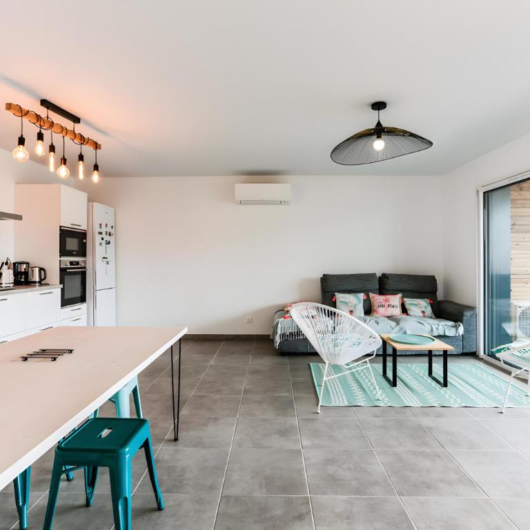 T3 Clim et Terrasse, Plage et Surf - Two-Bedroom Deluxe Apartment with Garden View - 2