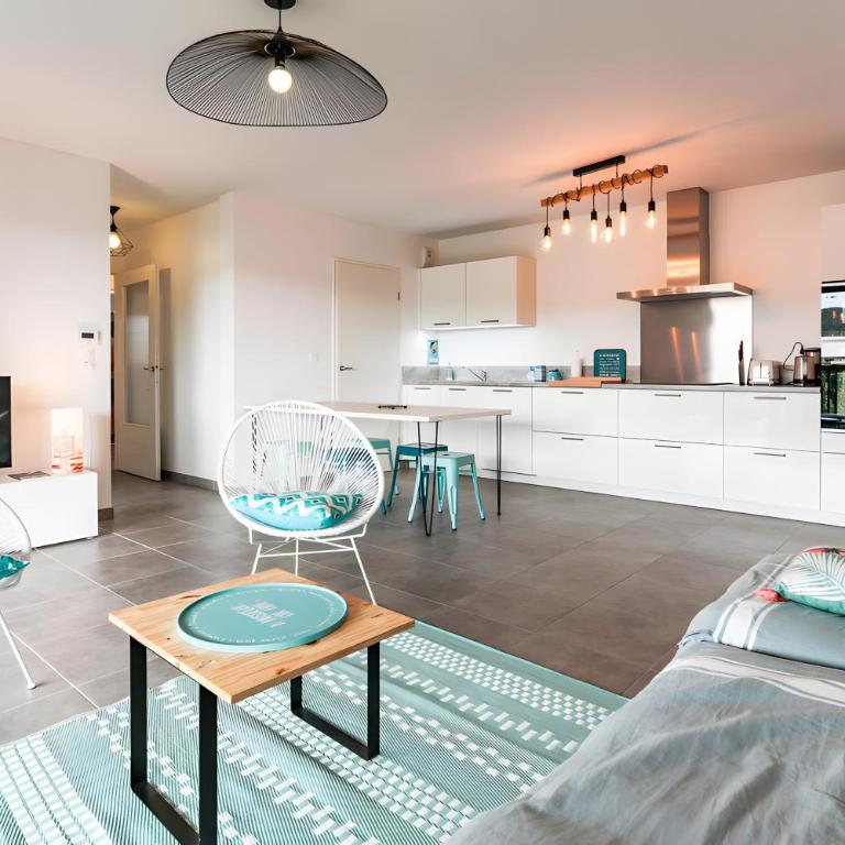 T3 Clim et Terrasse, Plage et Surf - Two-Bedroom Deluxe Apartment with Garden View - 6