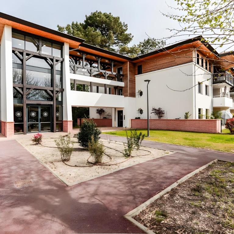 T3 Clim et Terrasse, Plage et Surf - Two-Bedroom Deluxe Apartment with Garden View - 4
