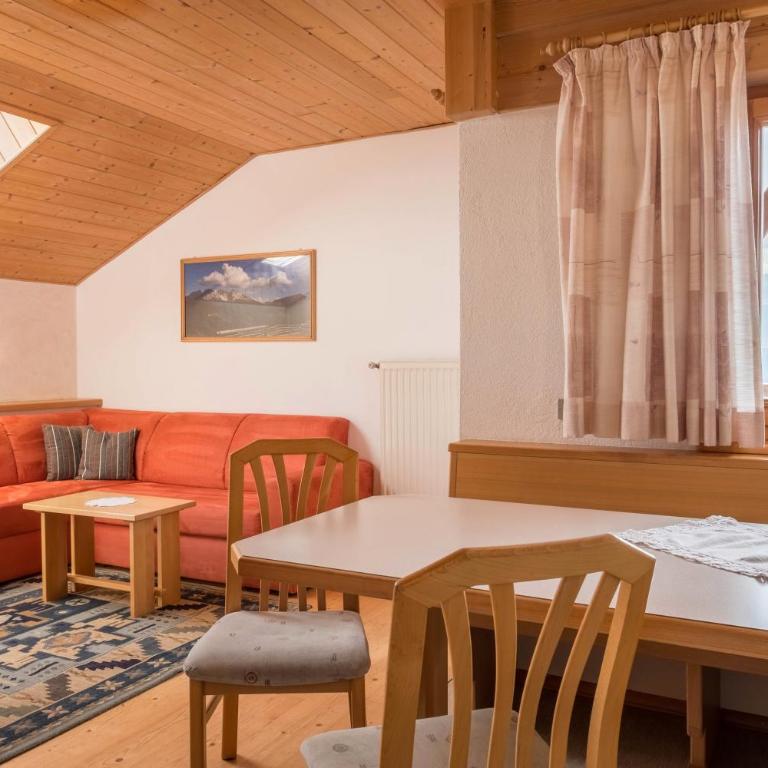 Gamperhof Apartment Latemar - Two-Bedroom Deluxe Apartment with Garden View - 4