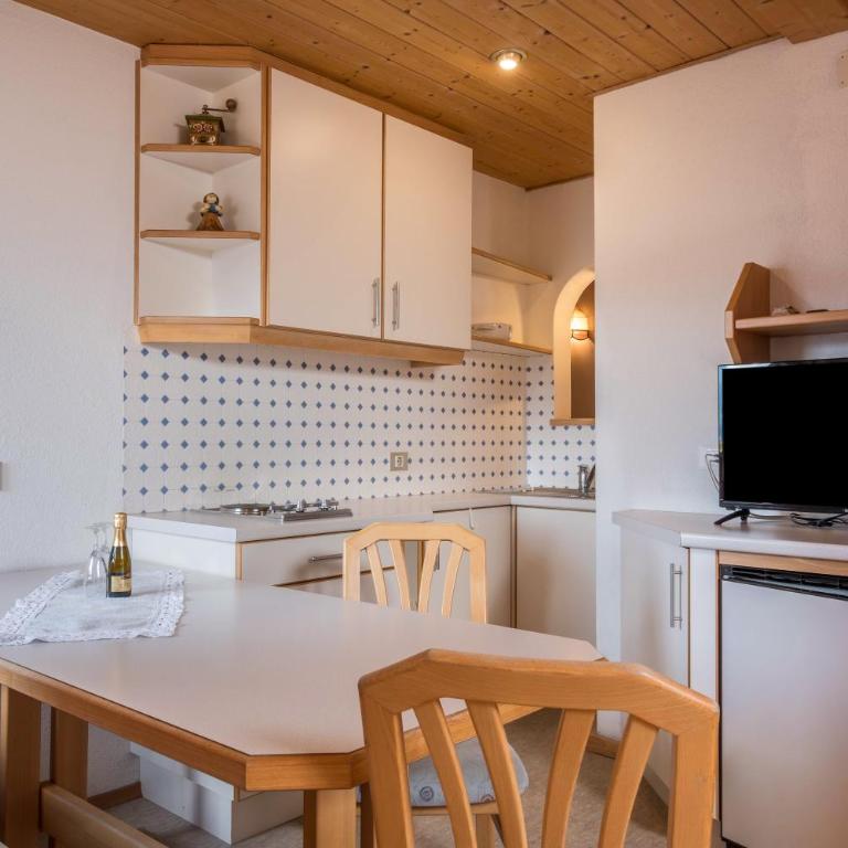 Gamperhof Apartment Latemar - Two-Bedroom Deluxe Apartment with Garden View - 9