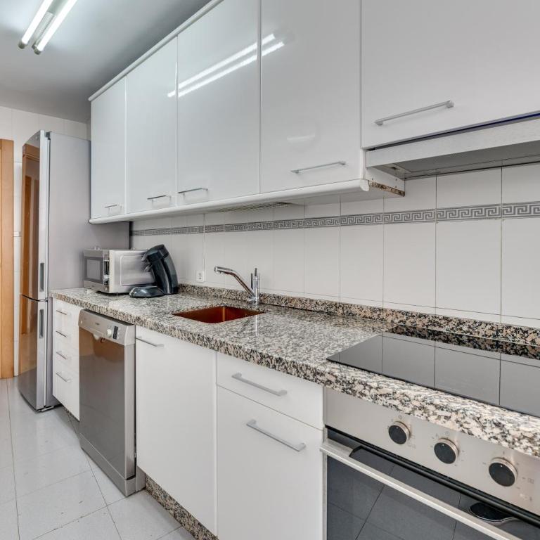 Vivienda Casco Antiguo de Marbella - Three-Bedroom Premium Apartment with Balcony - 9