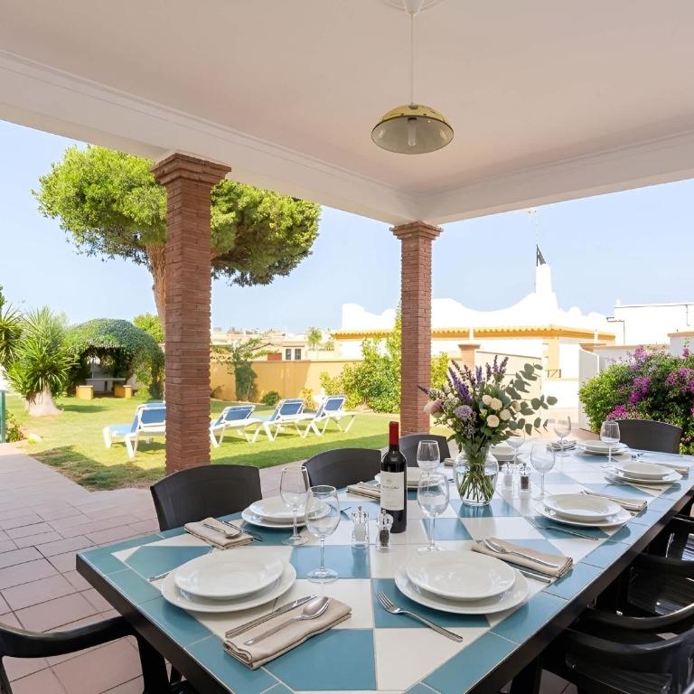 Chalet con piscina privada y zona de barbacoa cerca del pueblo - Casa - 13