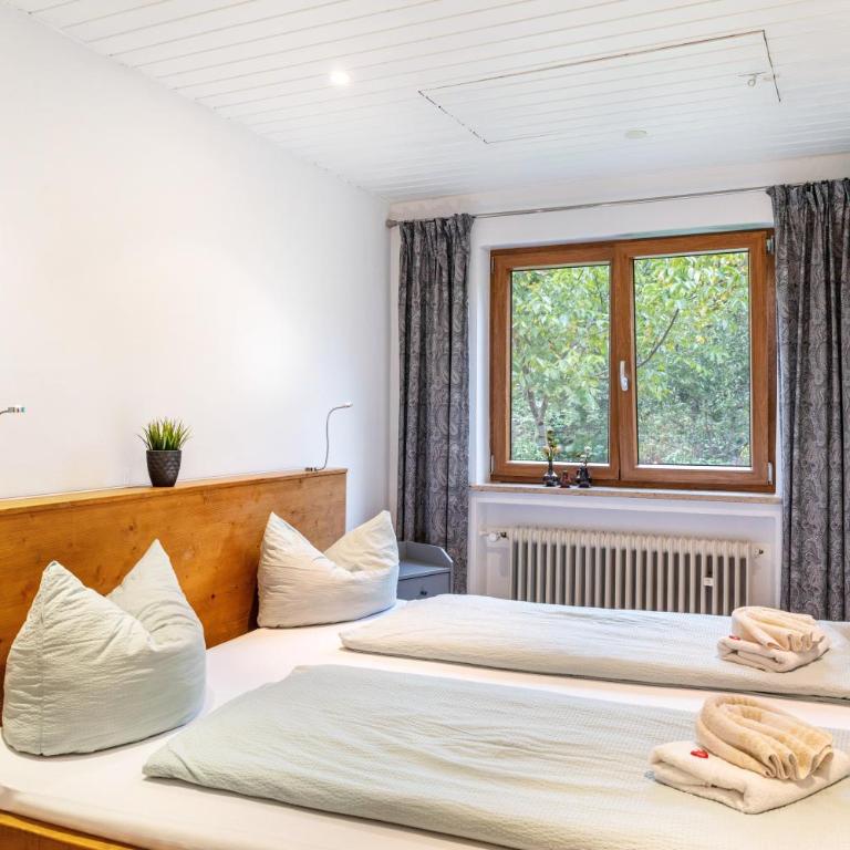Ferienwohnung am Wehr - Three-Bedroom Apartment with Mountain View - 24