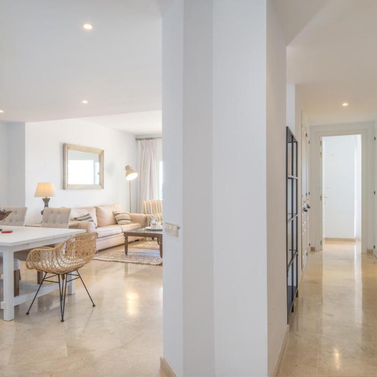 Elveria Hills excellent views - Three-Bedroom Apartment with Water View - 21