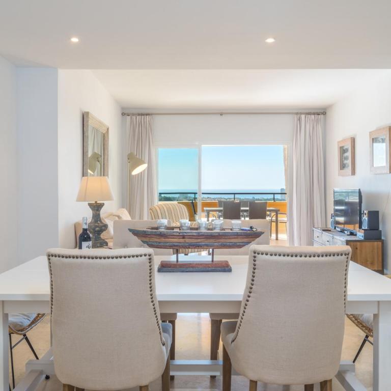 Elveria Hills excellent views - Three-Bedroom Apartment with Water View - 6