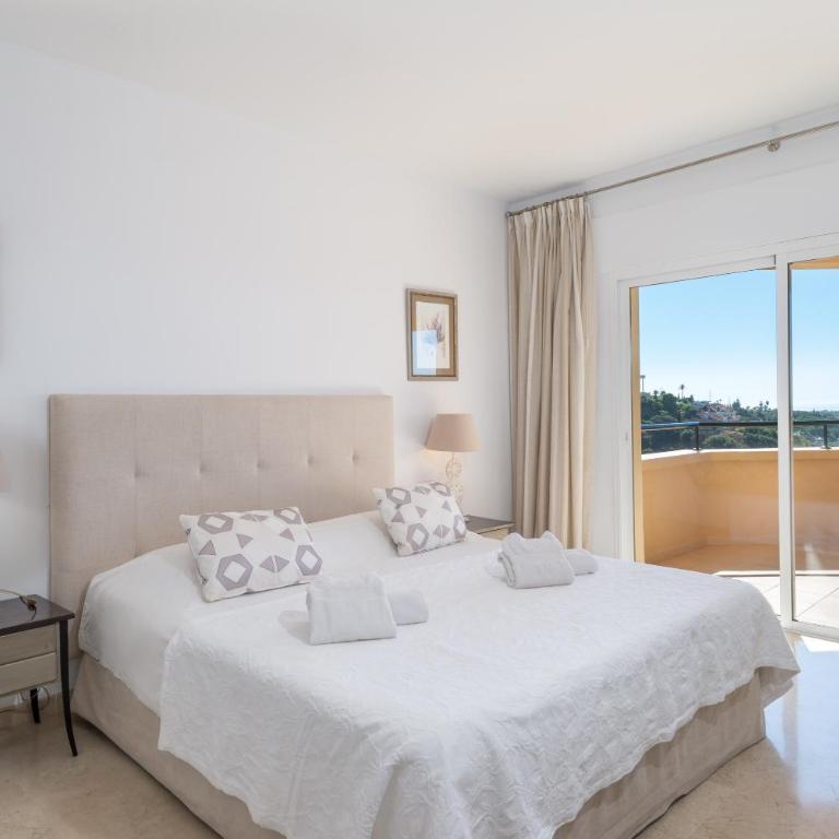 Elveria Hills excellent views - Three-Bedroom Apartment with Water View - 11