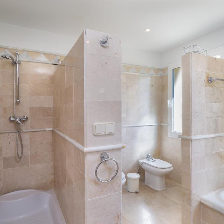 Elveria Hills excellent views - Three-Bedroom Apartment with Water View - 19