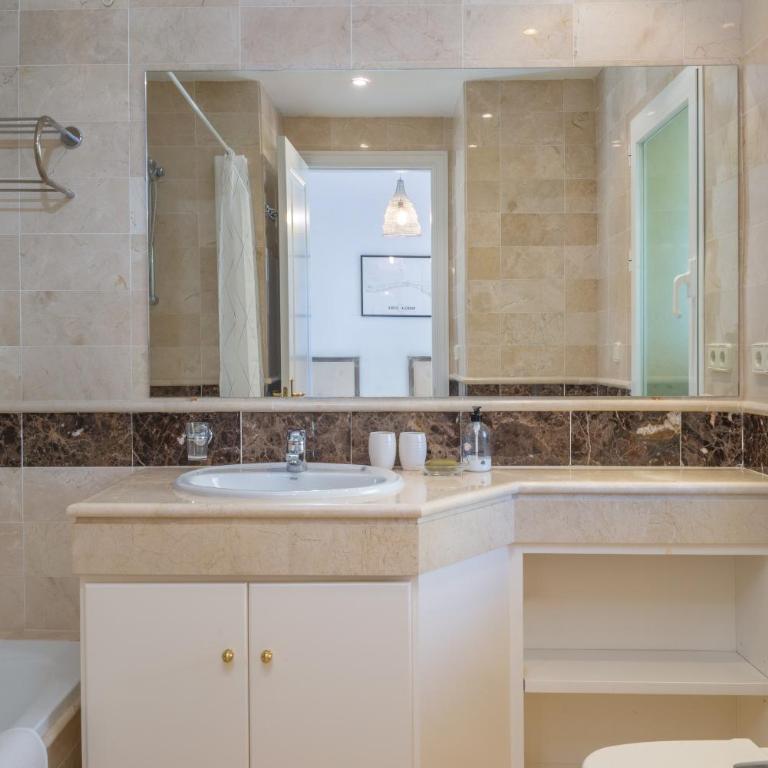 Elveria Hills excellent views - Three-Bedroom Apartment with Water View - 16