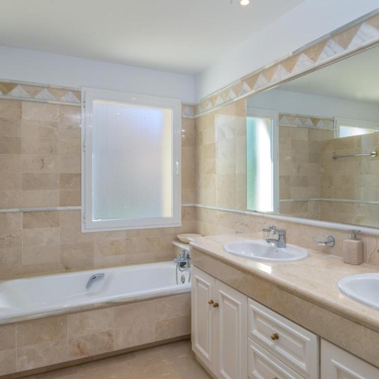 Elveria Hills excellent views - Three-Bedroom Apartment with Water View - 18