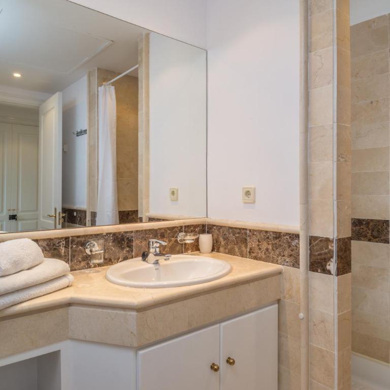 Elveria Hills excellent views - Three-Bedroom Apartment with Water View - 20