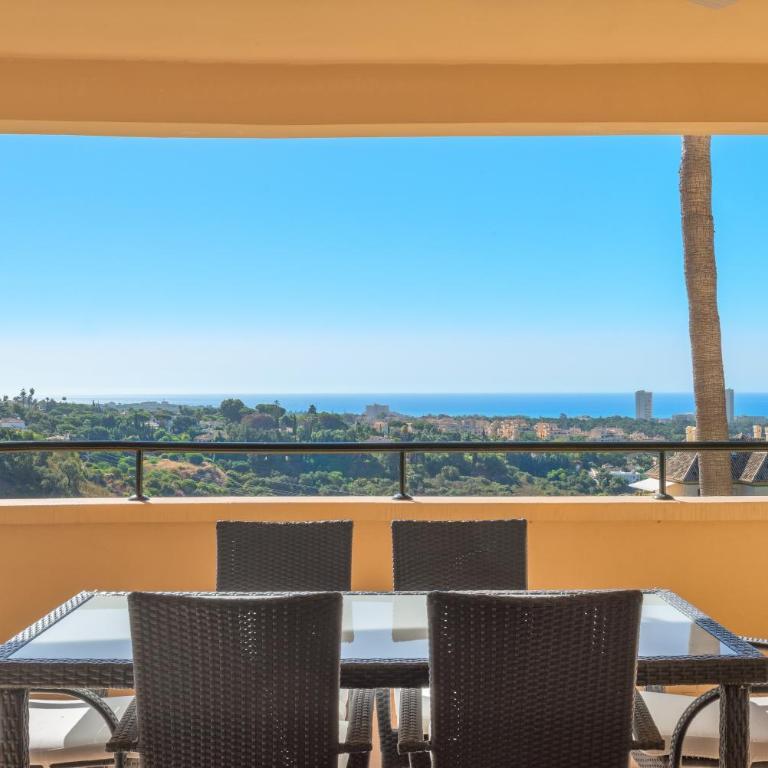 Elveria Hills excellent views - Three-Bedroom Apartment with Water View - 4